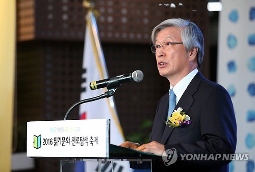 이병규 한국신문협회장이 6일 오후 서울시청 시민청에서 '2016 읽기문화 진로탐색 축제' 개막식에서 개회사를 하고 있다. 독립신문 창간 120주년, 제60회 신문의날을 기념해 열리는 이 행사는 신문의 가치를 재조명하고 청소년이 신문제작 등의 체험활동을 할 수 있는 프로그램 등을 진행한다. 연합뉴스